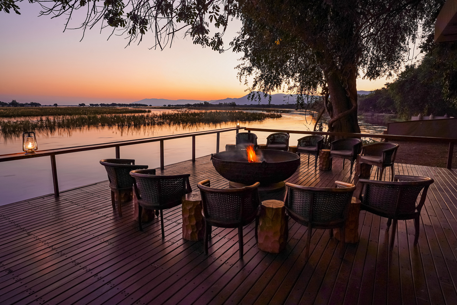 Sausage Tree Camp Sausage Tree Camp: Feuer auf dem Deck