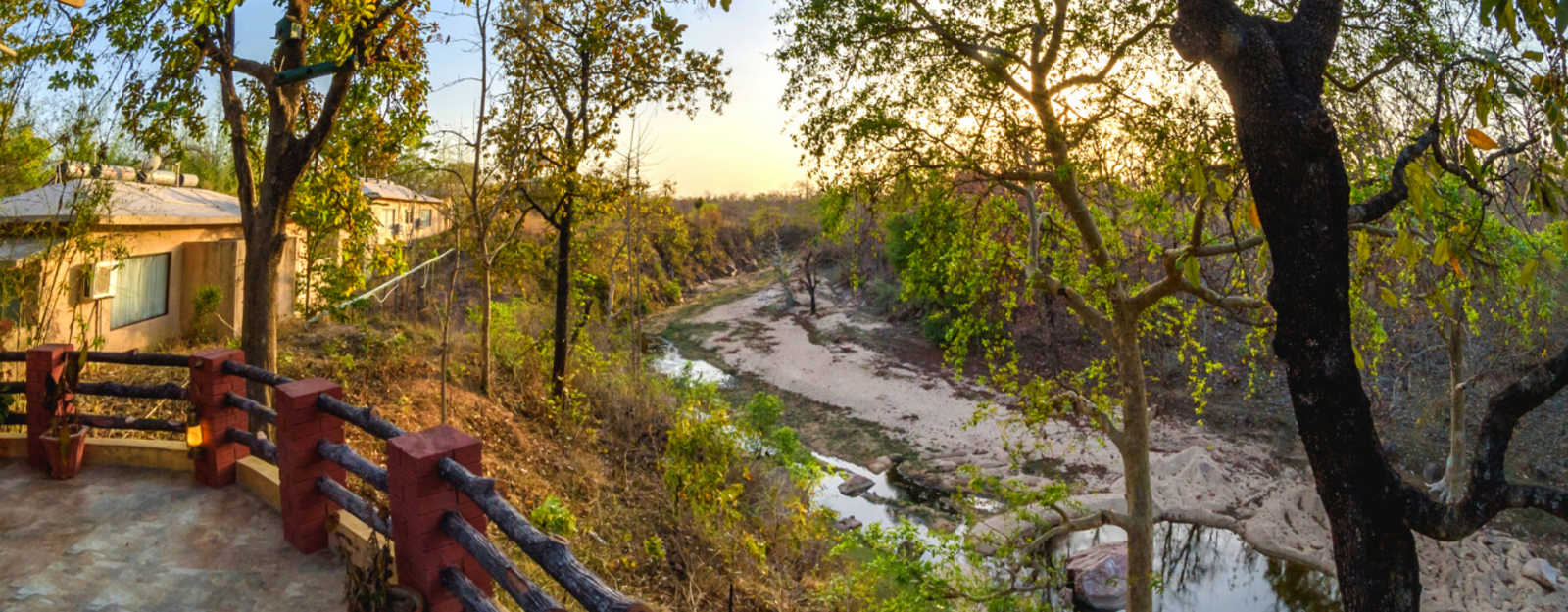 The Riverwood Forest Retreat The Riverwood Forest Retreat: Oberhalb vom Flussbett