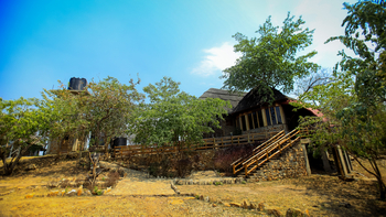 Adere Safari Lodge: Lage am Hang