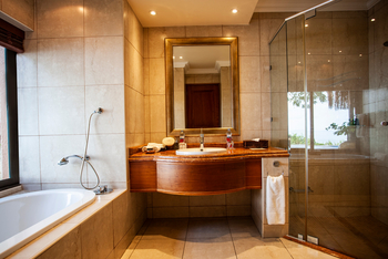 Anantara Bazaruto Island Resort: Badezimmer mit Badewanne und Dusche