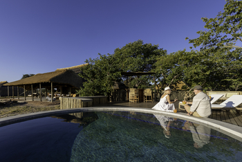 Camp Hwange: Pool und Hauptbereich