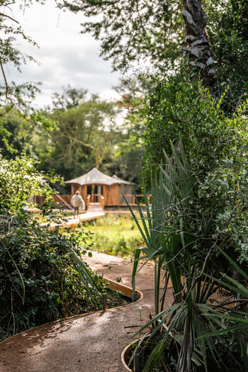 Chicari Camp: Weg durch das Camp