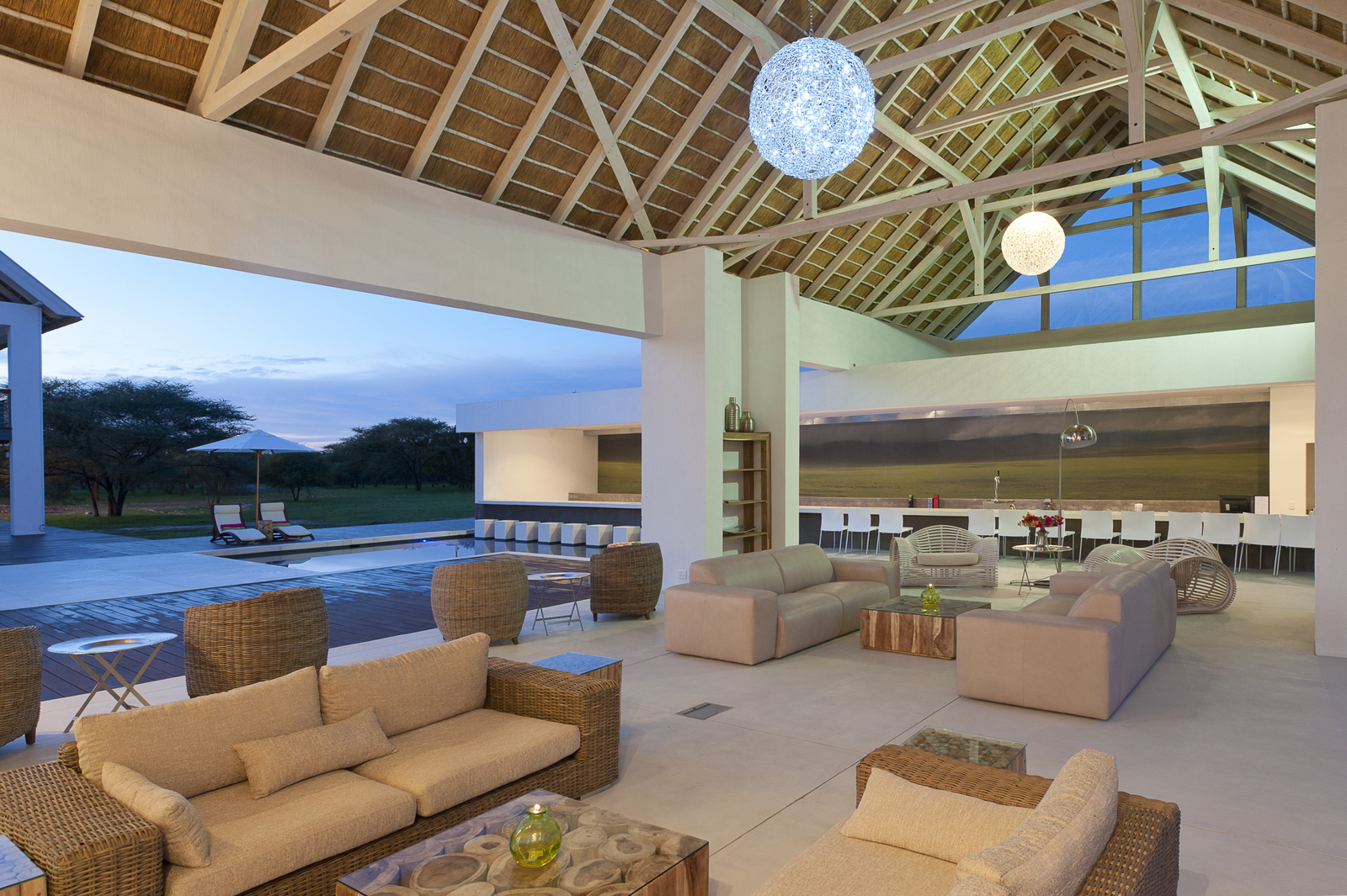 Emanya Etosha Game Lodge Emanya Etosha Game Lodge: Loungebereich und Pool