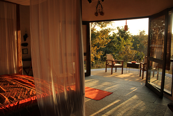 Flame of the Forest Safari Lodge: Abendsonne im Zelt