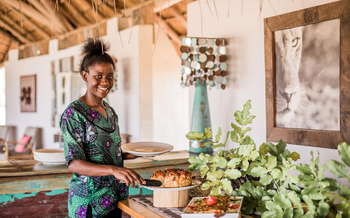 Kafunta River Lodge: Kellnerin