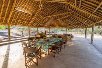 Koros Camp: Esstisch