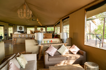 Lemala Kuria Hills Lodge: Sofas in der Lounge