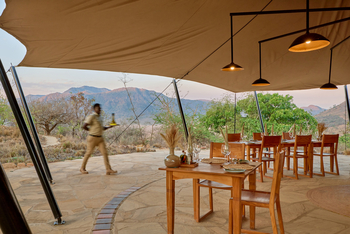 Mkomazi Wilderness Retreat: Stilvolles Abendessen unter offenem Himmelszelt