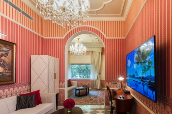 The Claridges: Ultra-HD Flatschreen-TV