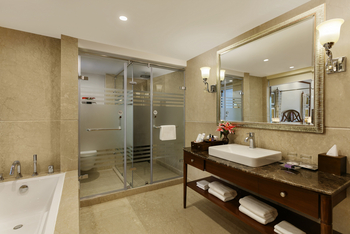 The Grand Dragon Hotel: Luxury Suite