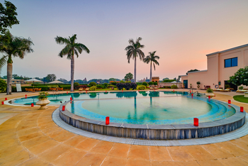 The LaLit Temple View: Laternen am Pool