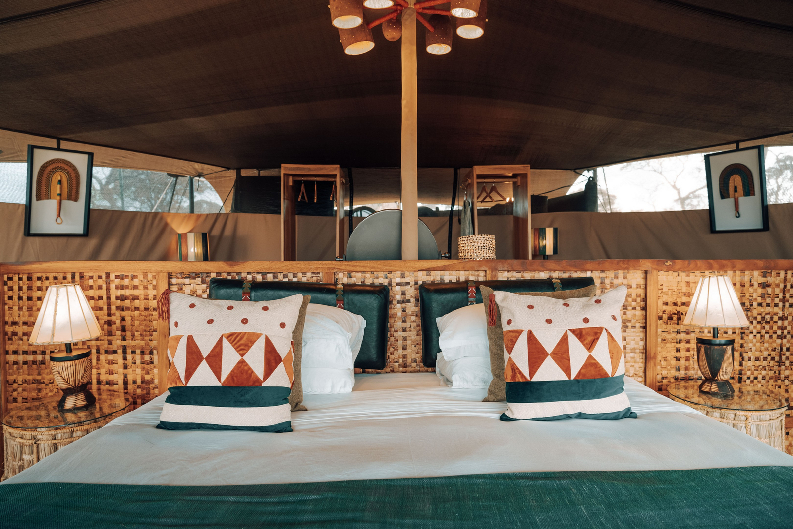 Wayo Serengeti Green Camp Wayo Serengeti Green Camp: Doppelbett mit Zierkissen