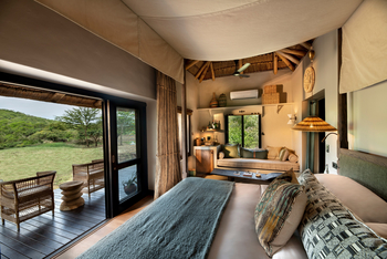 andBeyond Phinda Zuka Lodge: Lodge-Schlafzimmer mit Canvas-Decke und Terrasse