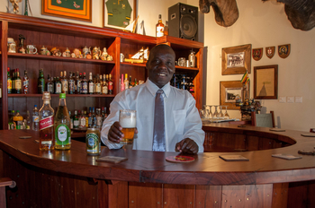 Bayete Guest Lodge Bayete Guest Lodge: Barkeeper Charles