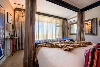 Etosha King Nehale Lodge Etosha King Nehale Lodge: Zugezogener Vorhang