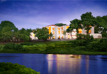 Gir Serai Hotel: Lage am Hiran River