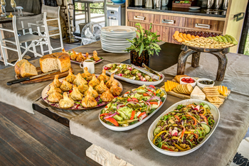 Gomoti Plains Camp: Menschen und Verpflegung