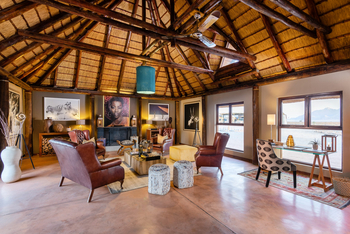 Hoodia Desert Lodge: Lounge mit Ledersesseln