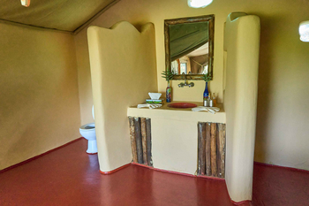 Ikoma Tented Camp: Bett mit Handtüchern und Blütenblättern