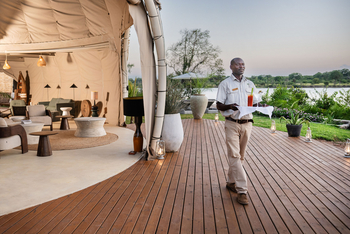 Ila Safari Lodge Ila Safari Lodge: Lounge und Deck