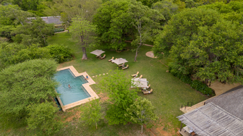 Kings Camp: Pool Luftbild