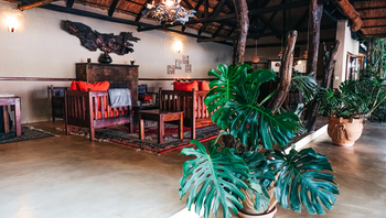 Mukambi Safari Lodge: Lounge mit Sitzgelegenheiten
