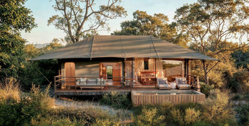 Musesenji River Camp: Holzdeck mit Sofa und Loungesesseln