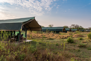 Nasikia Mobile Migration Camp: Gästezelte mit Vordächern