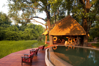 Nkwali Camp: Chitenge am Pool