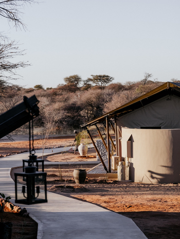 Otjiwa Thornbush Tented Camp: Canvas-Safarizelt mit Holzdeck und Laternen
