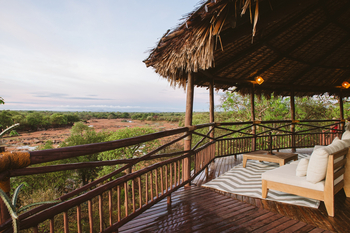 Ruaha River Lodge: Sitzecke auf der Veranda