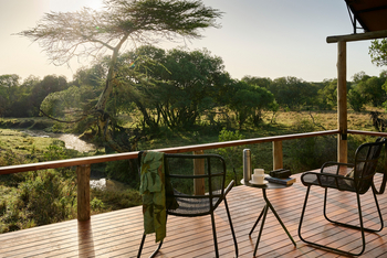 Sanctuary Tambarare Camp: Veranda mit zwei Stühlen