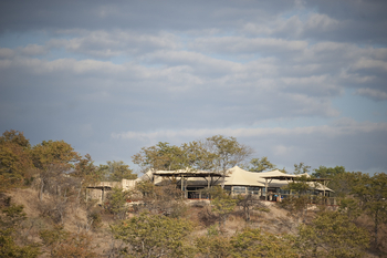 The Elephant Camp: Lage oberhalb vom Wasserloch