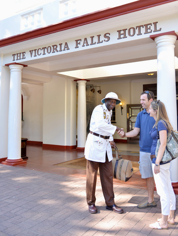 Victoria Falls Hotel: Begrüßung durch den Portier