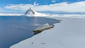 Antarktis: Luxus-Expeditionsschiff und Gäste auf dem Eis