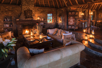 Campi ya Kanzi: Kamin in der Lounge