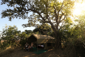 Chilo Mahove Tented Camp: Gäste vor ihrem Zelt