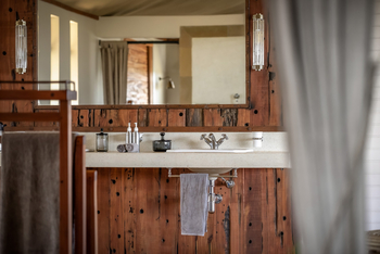 Elewana Lodo Springs: Doppelwaschbecken mit Spiegel