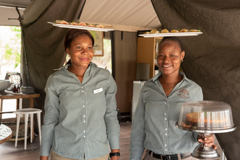 Gomoti Private Camp Gomoti Private Camp: Kellnerinnen