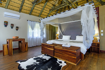 Hakusembe River Lodge: Reetdach