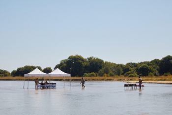 Kapamba Bushcamp: Schattendach für Lunch im Fluss