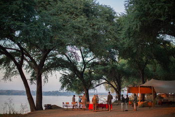 Kutali Camp Kutali Camp: Frühstück am Sambesi-Ufer