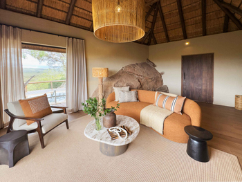 Madikwe Hills Private Game Lodge: Lounge mit Sofa und Naturblick