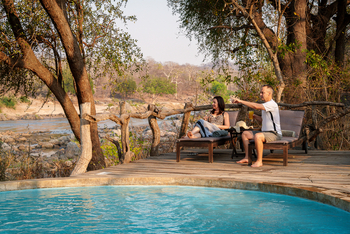 Mkulumadzi Lodge: Gäste am Pool