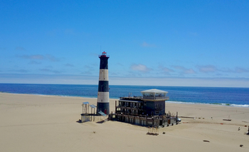 Pelican Point Lodge: Leuchturm und Hauptgebäude