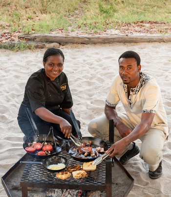 Selinda Explorers Camp Selinda Explorers Camp: Toast vom Feuer