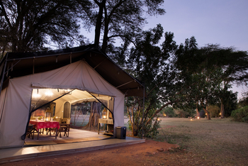 Basecamp Adventure: Essenszelt mit Laternen