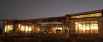 Bori Safari Lodge: Hauptgebäude bei Nacht