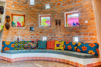 Chameleon Hill Forest Lodge: Sitzbank rund