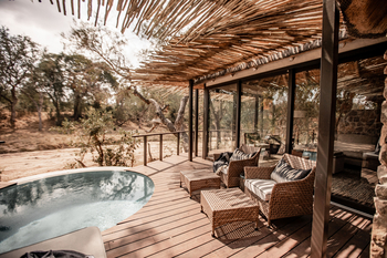 Dulini Moya: Deck und Plunge Pool